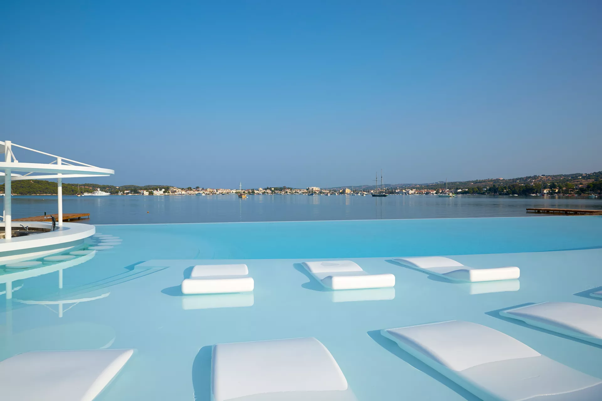 Tiara Holidays - Nikki Beach Resort & Spa - bazen sa ležaljkama